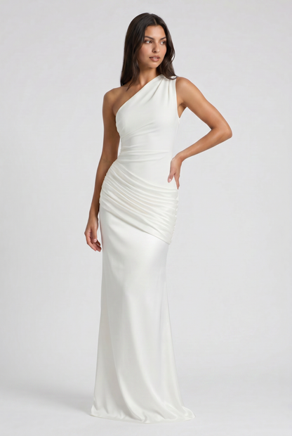 Vestido Maxi Marrón con Drapeado – Elegancia Asimétrica