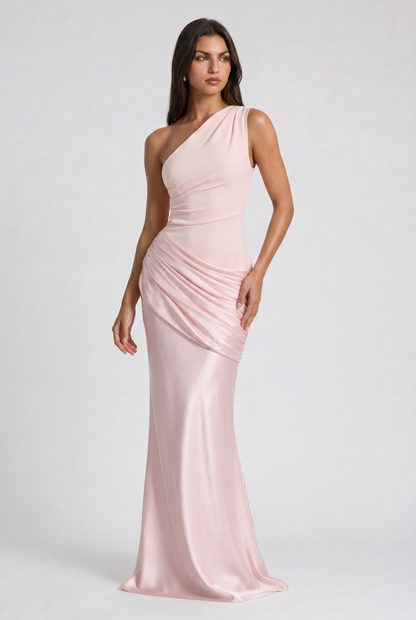 Vestido Maxi Marrón con Drapeado – Elegancia Asimétrica